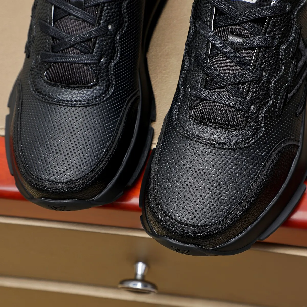 Ex-factory price: 440¥🌹🌹[LV Louis Vuitton] new low-top casual men's shoes. A must-have for fashionable men, new products are released in Hong Kong counters [strong], big-name style, European and American masters strongly create unique styles, comfortable on the feet, super soft outsole, super wear-resistant. Gives people a strong visual impact. Material: imported first-layer cowhide leather upper ➕rubber non-slip outsole, rubber graphics matching, 38 to 44